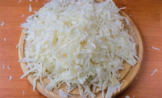 Тушеную капусту с картошкой приготовить очень просто. Промываем белокочанную капусту и мелко шинкуем ее.