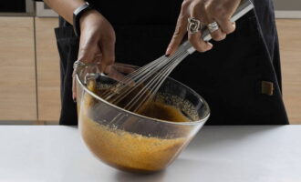 Добавляем к яйцам сахар обоих видов, половину чайной ложки соли и специи. Перемешиваем ингредиенты. 