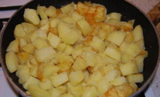 Картофель очистите, помойте, нарежьте кубиками и обжарьте до золотистой корочки, в конце немного посолите.