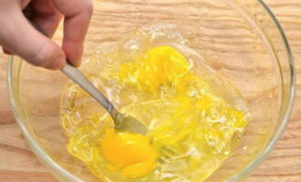 Взбиваем яйца с солью. Это необязательно делать венчиком или миксером, лучше всего воспользоваться вилкой.