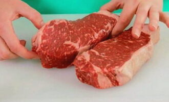 Для классического бифштекса идеально подходит свежая говядина, вырезка со спины или бедра. Нарежьте мясо поперек волокон кусками толщиной не более 2 сантиметров.