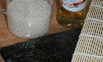 Суши роллы в домашних условиях приготовить несложно. Отмерьте точное количество риса – специального для роллов или простого круглозернистого. Подготовьте все остальные ингредиенты и бамбуковый коврик.