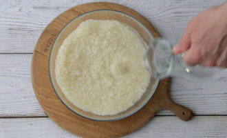 В отдельной посуде несколько раз промойте холодной водой рис, чтобы последняя вода была прозрачной.