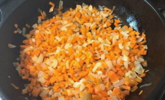 Как вкусно приготовить гречку с грибами? Готовим зажарку. Лук и морковку очищаем, режем мелкими кубиками и пассеруем на растительном масле около 2-4 минут до мягкости.