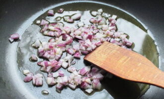 На сковороде разогреваем растительное масло и обжариваем на нём репчатый лук до золотистого цвета в течение 2-4 минут.