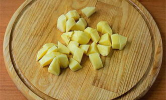 Очищенный и промытый картофель режем небольшими кубиками.