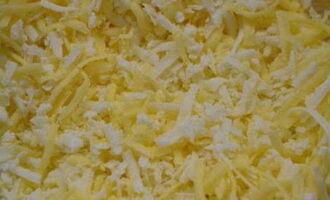 Классическую ачму из лаваша с сыром в духовке приготовить очень легко. Два вида сыра натираем на крупной терке.
