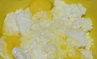 Как приготовить творожные шарики жареные в масле на сковороде? Займемся тестом. Для его приготовления в глубокой емкости соединяем творог, яйца и щепотку ванилина.
