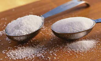 Солим кашу и добавляем в нее необходимое количество сахара. Чтобы сделать кашу еще полезнее, можно заменить большую часть сахара медом.