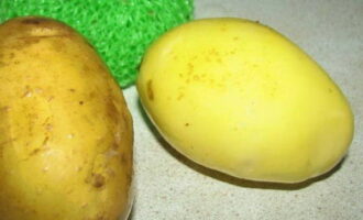 Как приготовить картофельные чипсы в домашних условиях? Картошку очистите от кожуры и хорошо помойте.
