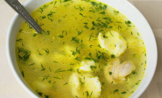 Ждем какое-то время. Клецки должны всплыть на поверхность супа. Затем даем им повариться еще около 3-4 минут и выключаем плиту.