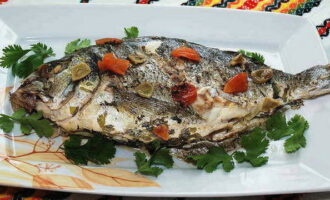 Украшаем готовую рыбу зеленью и подаем на стол. Также дорадо подают с любым гарниром.