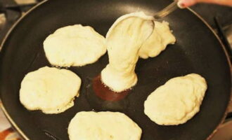В толстостенной сковороде с разогретым маслом жарят оладьи, выкладывая тесто ложкой. Готовят оладушки с обеих сторон до золотистого цвета. 