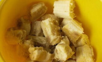 Банановый пирог испечь очень просто. Очищаем бананы от кожуры и выкладываем их в глубокую и удобную для замешивания теста миску. Тщательно разминаем фрукты вилкой до состояния кашицы. Чтобы масса вышла более нежной, используйте хорошо созревшие бананы.