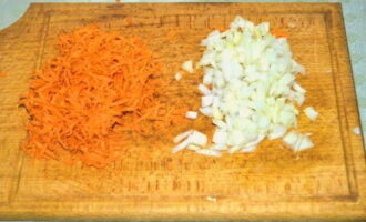 Лук и морковь очистите. Лук мелко нарежьте, морковь натрите на терке.