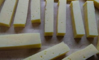 Сыр нарежьте брусками по 1,5-2 сантиметра шириной.
