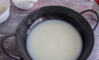 В отдельную миску вливаем оставшееся холодное миндальное молоко.