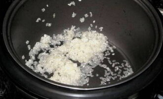 Круглозернистый рис высыпаем в любую глубокую емкость и промываем проточной водой не менее семи раз. Выкладываем его в чашу мультиварки.