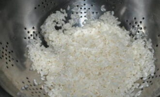 Тщательно промойте рис до полной прозрачности воды. Затем его откиньте на дуршлаг, чтобы вся жидкость стекла.