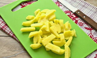 Картофель очистите, помойте и нарежьте кубиками. Выложите картофель в бульон, проварите его 5-7 минут.