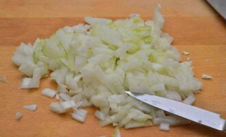 Лук и морковку шинкуют кусочками, которые должны быть такого размера, чтобы при готовке не разваливались в кашицу. Добавляют овощи к готовящемуся мясу и нагревают все вместе еще около 15 минут. 