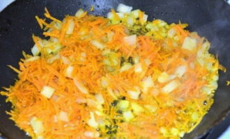 Обжарьте измельченные лук и морковь на растительном масле до мягкости.