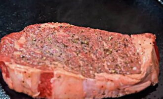 Выложите мясо на разогретую сковороду. Мясо следует готовить на сильном огне, постоянно переворачивая, чтобы оно не подгорело. Для бифштекса с кровью достаточно обжарить мясо по 2 минуты с каждой стороны, для средней прожарки – 3 минуты, для хорошо прожаренного мяса – 5 минут.