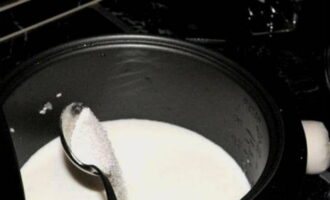 Вливаем необходимое количество молока к рису. Добавляем к ингредиентам сахар и соль.