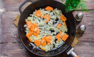 В сковородке на разогретом растительном масле обжарьте овощную нарезку до легкого золотистого цвета.