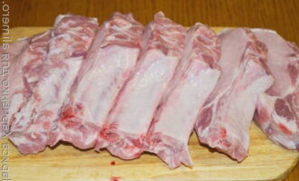 Мясо нарезаем кусками таким образом, чтобы срез шел между ребер.