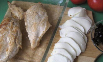 Филе курицы посолить, поперчить, накрыть пленкой и  слегка отбить. Обжаривают целиком в разогретом масле до золотистого цвета, а после доводят до готовности в духовке в течение 10 минут, включив ее на 200 градусов. После остужают и нарезают небольшими кусочками. 