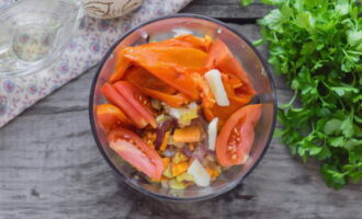 Далее выложите хлопья в чашу блендера, добавьте запеченные перцы, пассерованные овощи, чеснок и помидоры.