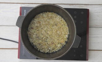 Теперь приготовьте зирвак для узбекского плова. В разогретое масло переложите нашинкованный лук и обжарьте его при помешивании в течение 5–7 минут, чтобы он стал в цвете темно-золотистым, но не подгорел.