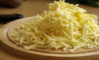 Кусочек твердого сыра натирают в стружку.