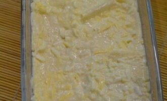 После, повторяем слои: снова масло, сыр и лаваш. Делаем так, пока не закончатся ингредиенты. Выпекаем 35-40 минут при температуре 180 градусов до образования румяности.