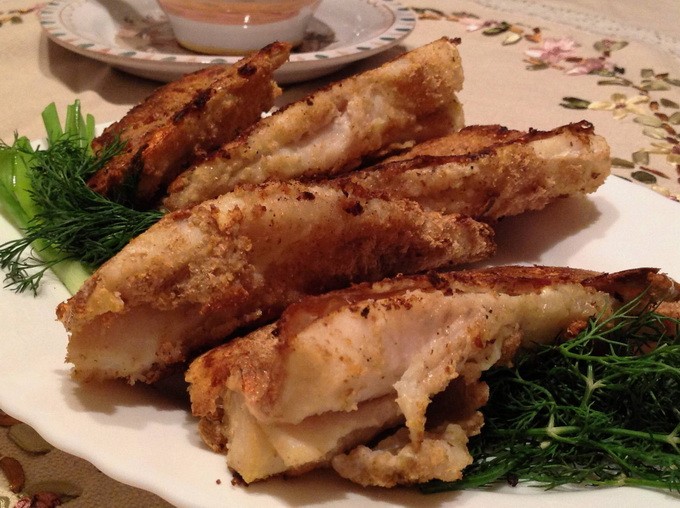 Жареный морской окунь на сковороде с луком — рецепт с фото пошагово
