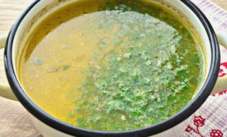 Когда картофель и гречка будут готовы, добавьте в суп рубленую зелень и куриное мясо.
