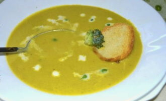 Овощной суп-пюре подавайте со свежей зеленью и гренками.