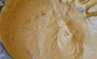 Затем приготовьте крем для торта. Жирные сливки взбейте миксером с половиной банки сгущенного молока. К крему можете добавить, по своему вкусу, измельченные орехи или ароматизаторы. Взбитый крем должен у вас получиться густым и однородным.