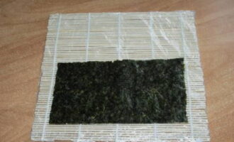На один коврик уложите листы нори.