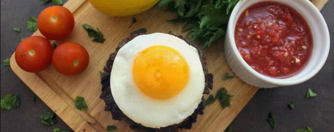 Бифштекс с перепелиными яйцами
