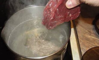 Мясо заливают холодной водой и отваривают до готовности. В бульон при варке добавляют соль, горошины перца и листок лавра. 