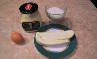Как приготовить жареный сыр на сковороде? Подготавливаем необходимые продукты по списку.
