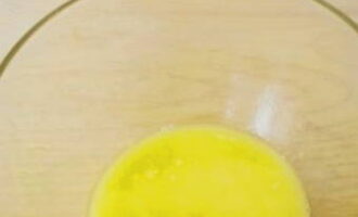 Заливной пирог с зеленым луком и яйцом в духовке испечь очень просто. Сливочное масло растапливаем на водяной бане или в микроволновой печи.