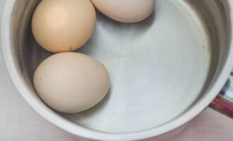 Как приготовить царский салат с креветками, кальмарами и красной икрой? Варим яйца вкрутую, остужаем, очищаем.