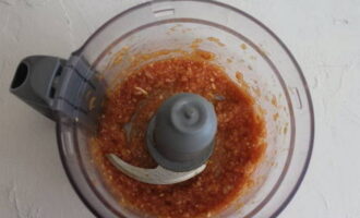 Для начала отправляем в чашу блендера томатную пасту, мелко нарезанный репчатый лук и очищенные зубчики чеснока. Измельчаем всё, пока не получится соус.