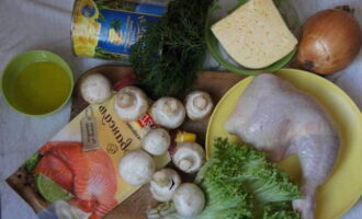 Как приготовить салат с курицей, ананасом и грибами? Подготовим все ингредиенты по списку. Грибы и зелень хорошенько промываем.