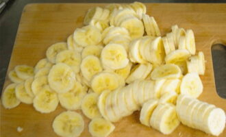 Бананы очищаем от кожуры и измельчаем до состояния пюре.