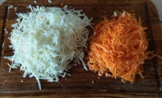 Сначала вымываем морковь и черную редьку проточной водой, а затем срезаем верхний слой обоих ингредиентов ножом. Очищенные овощи снова вымываем (можно с помощью губки) и натираем на терке с крупными отверстиями.