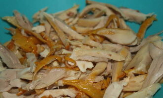 Салат с курицей и кукурузой приготовить очень просто. Мясо курицы отделяем от кости вместе с кожей и нарезаем тонкой соломкой. 